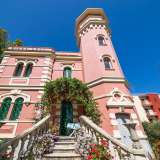 L�edificio in stile liberty si innalza su due livelli poggiando su un piano seminterrato...